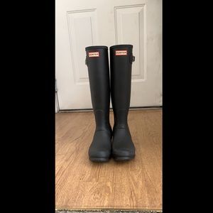 Black hunter boots